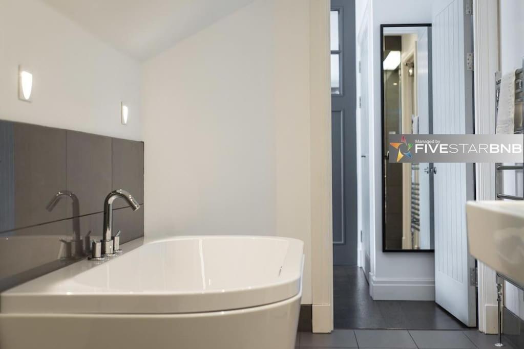 Cool Urban Apartment With Stunning Castle Views EDI Exterior foto