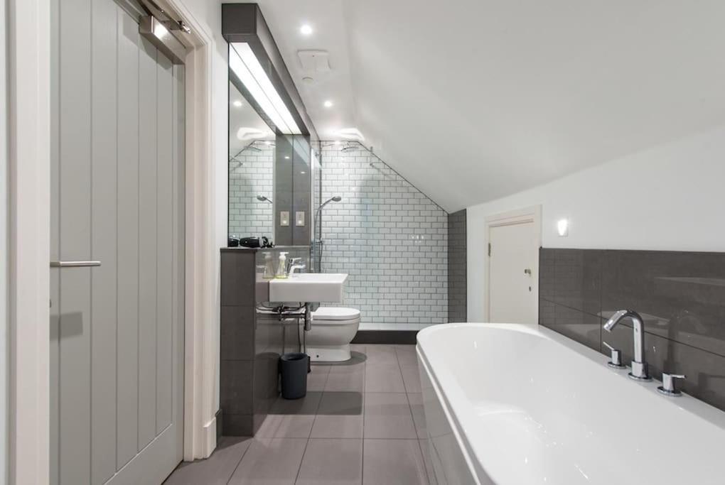 Cool Urban Apartment With Stunning Castle Views EDI Exterior foto